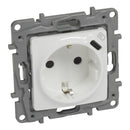 Shuko 2P+E 16A + USB type C 1.5A 7.5W White - Legrand Niloe 764535