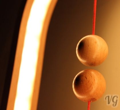 Heng - Design LED Lampe - Ausgefallene Leuchte für Wohnzimmer | Schlafzimmer in hochwertigem stabilen Holz mit USB Anschluss in warm weißem Licht