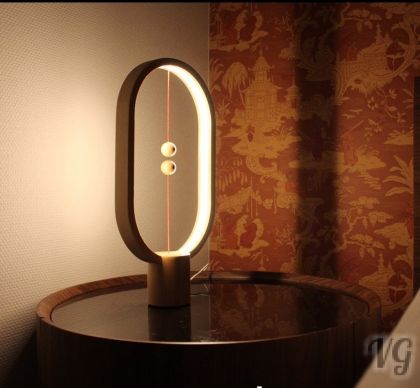 Heng - Design LED Lampe - Ausgefallene Leuchte für Wohnzimmer | Schlafzimmer in hochwertigem stabilen Holz mit USB Anschluss in warm weißem Licht